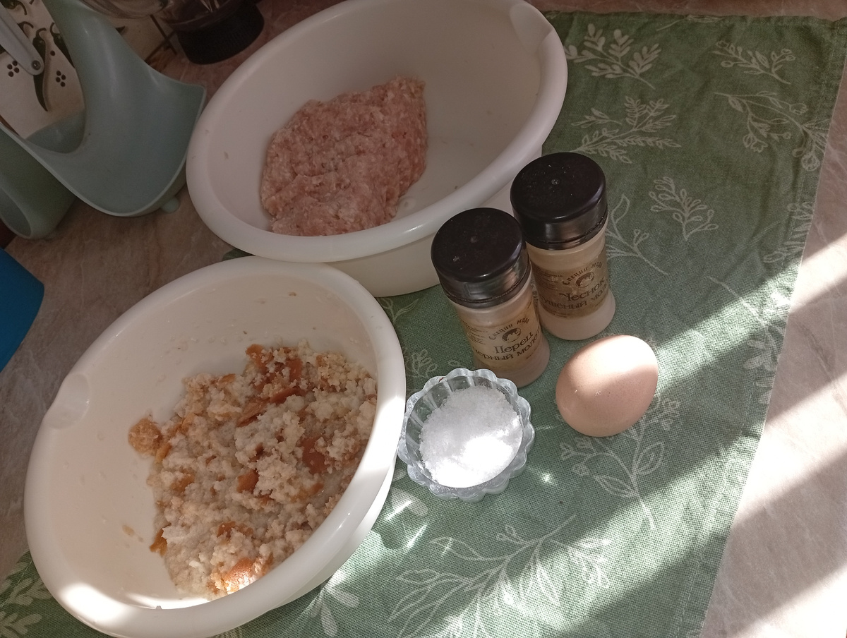 Я всегда добавляю яйцо и размоченный в воде или в молоке батон, прям с коркой.