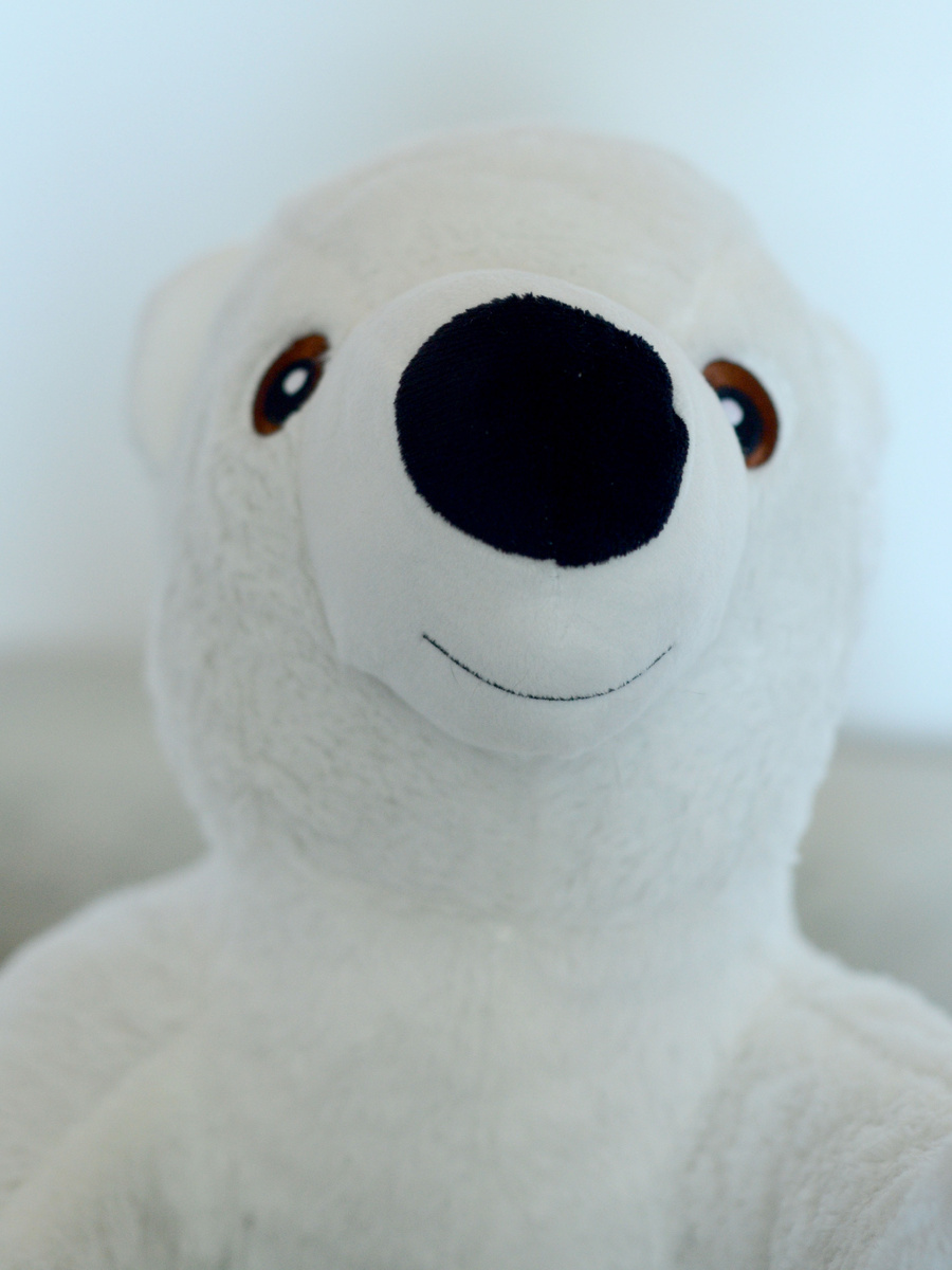 Смешной плюшевый мишка с немного застенчивой улыбкой