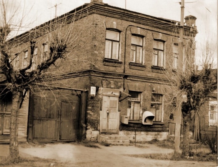 Библиотека им. А.И. Герцена с 1921 по 1953 гг. располагалась на улице Энгельса (сейчас - Троицкая), в доме №28
