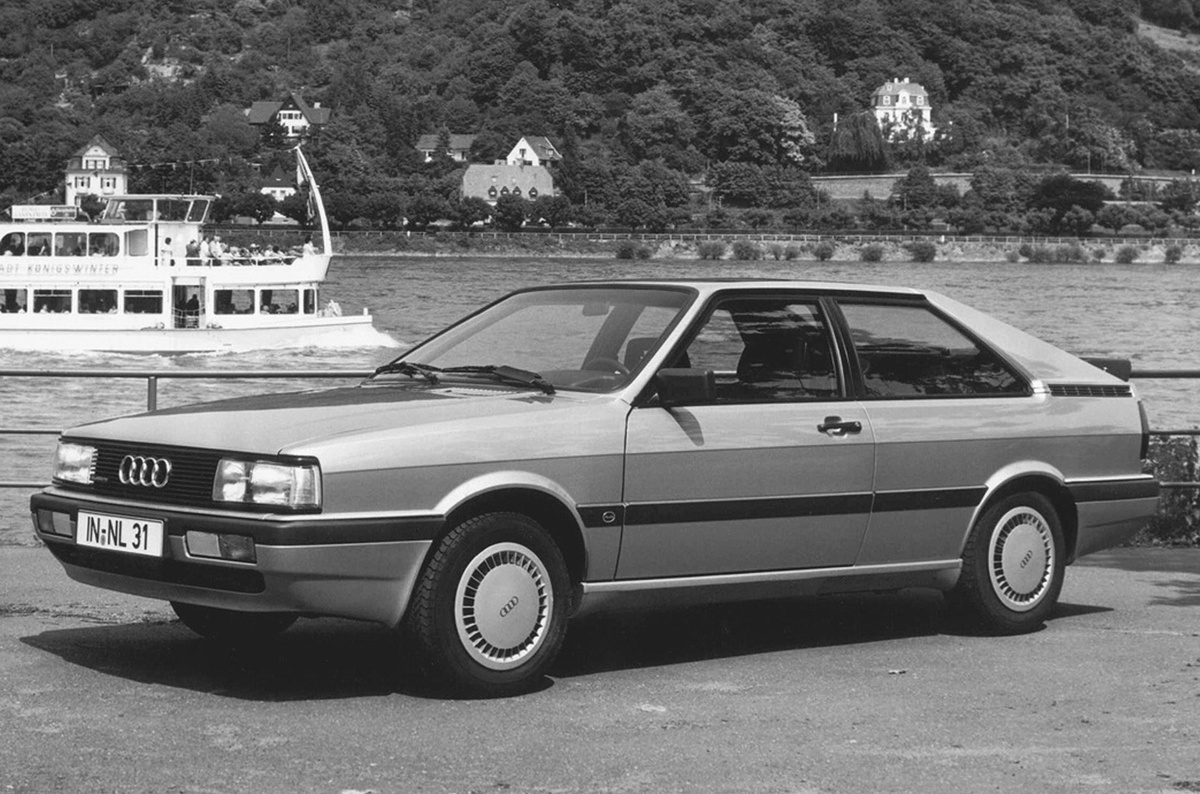    ### Audi Quattro Знакомьтесь — родоначальник клана полноприводных Audi и ультимативное оружие для дорог общего пользования. В арсенале ранней версии система с межосевым дифференциалом и продольно установленная 2,1-литровая «турбопятёрка» мощностью 200 л.с. В дальнейшем «кваттро» модернизировался и становился сильнее, хотя даже на старте карьеры не давал повод для жалоб на динамику и мог набирать 100 км/ч за 7,1 секунды.   
Audi