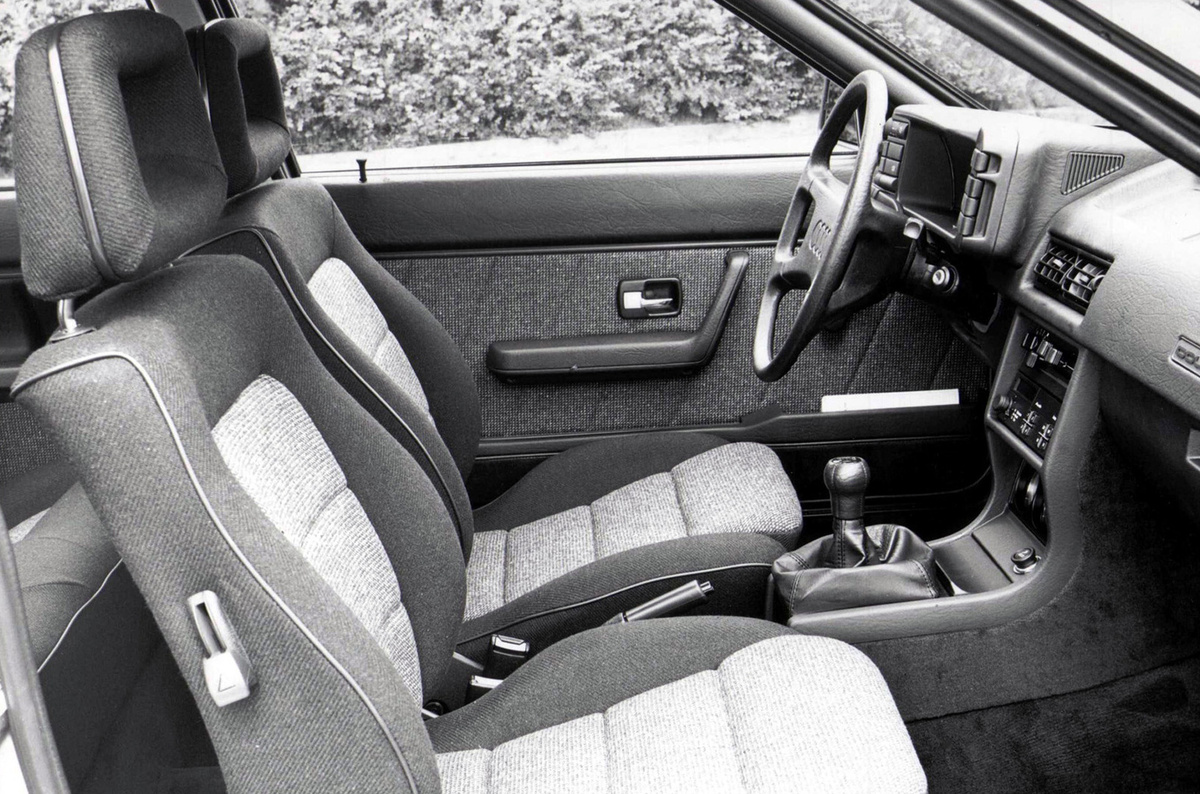    В Мировом чемпионате по ралли пилоты на боевых Quattro дважды брали титул — сначала финн Ханну Миккола в 1983-м, а на следующий год своё имя вписал в историю швед Стиг Бломквист. Самой эффектной и харизматичной стала Sport Quattro S1 Evolution 2 для группы Б (Group B) с сумасшедшим аэродинамическим оперением и двигателем мощностью под полтысячи «лошадей».   
Audi