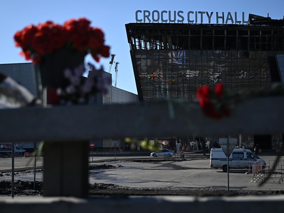    Цветы у стихийного мемориала вдоль дороги неподалеку от здания концертного зала "Крокус Сити Холл" в память о жертвах теракта© РИА Новости / Григорий Сысоев