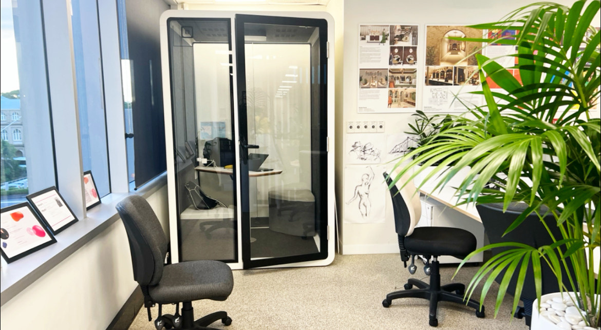 Вот такие есть кабинки в Универе для тех кому нужно позаниматься. Вообще все сделано, чтобы можно было сидеть и учиться прямо в Университете.