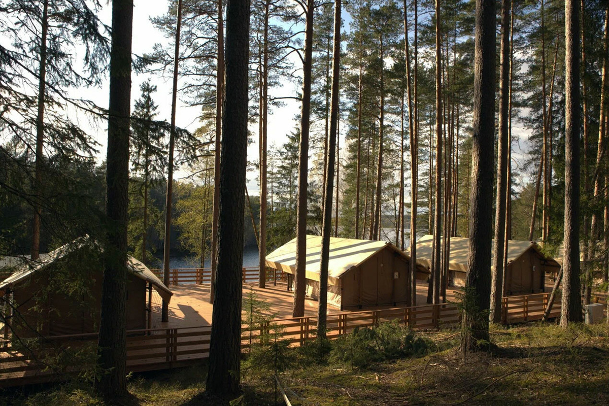 Для размещения доступны две лоджии на панорамной террасе, где находятся каминная зона и видовая горячая купель. Фото: «Вереск» / Яндекс Путешествия