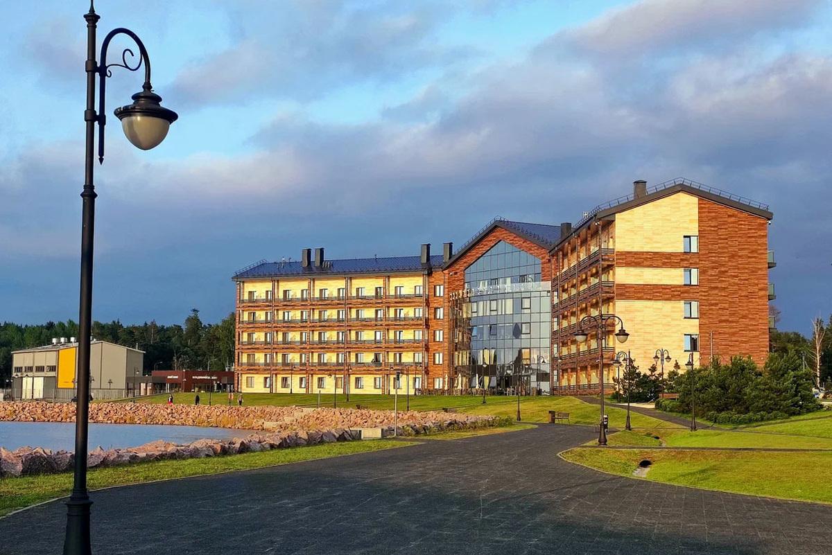 С речного вокзала от отеля можно отправиться на остров Коневец на теплоходе, катере или быстроходном судне на воздушной подушке. Это туристическое место с мужским монастырём, часовней и другими достопримечательностями. Фото: «Владимировский» / Яндекс Путешествия