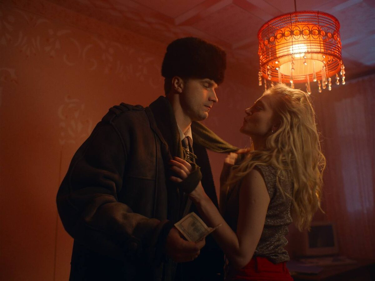 Кадр из сериала "Аутсорс"