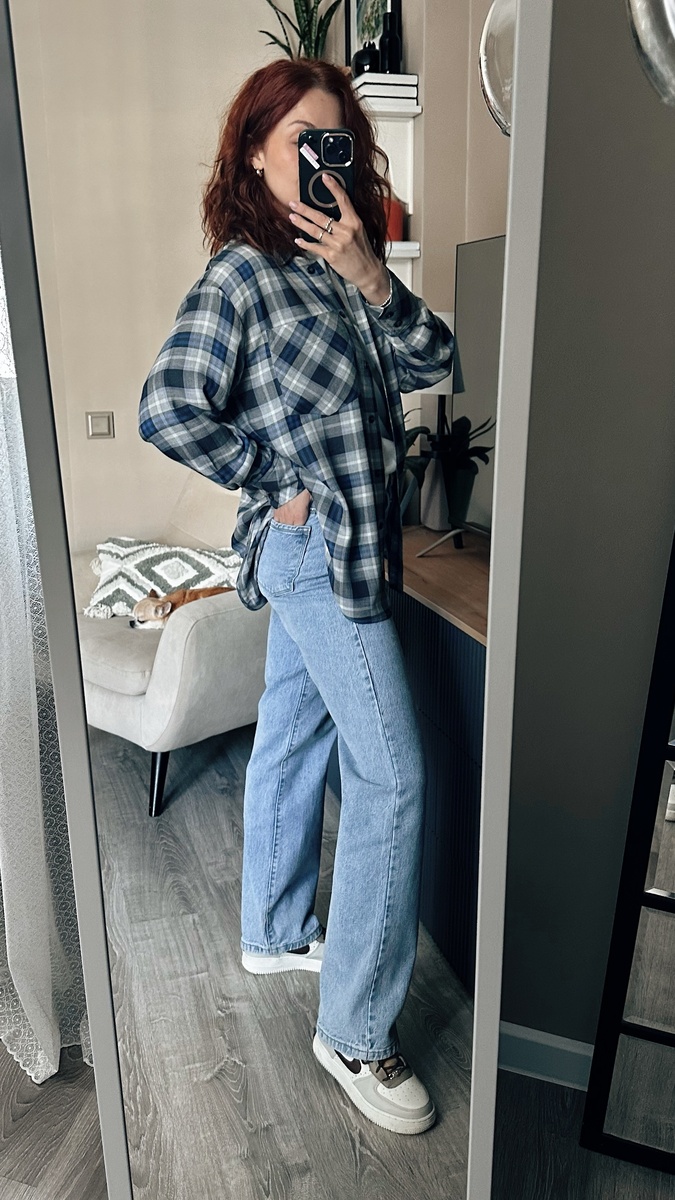 Голубые джинсы — идеально подходят на весну и лето. 