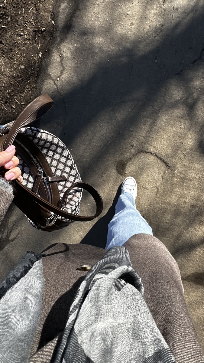 В гардеробе пригодятся голубые, темно-синие и черные джинсы. Это три основных цвета, которые легко вписываются в образы и зимой, и летом. Толщина денима может быть разной, но для моего лета в средней полосе я даже и не разделяю джинсы на зимние и летние. Просто если вдруг на улице 30, то скорее выберу лён. 