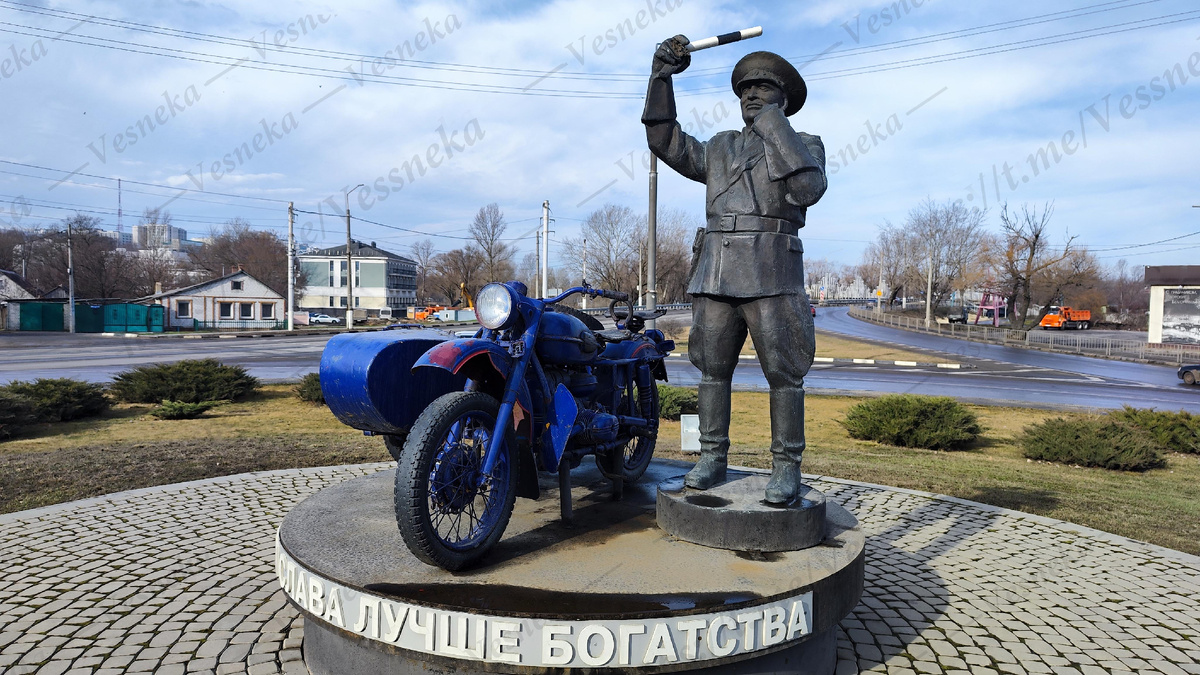 Фото автора. Памятник установлен в 2004 году. Автор  А. А. Шишков.