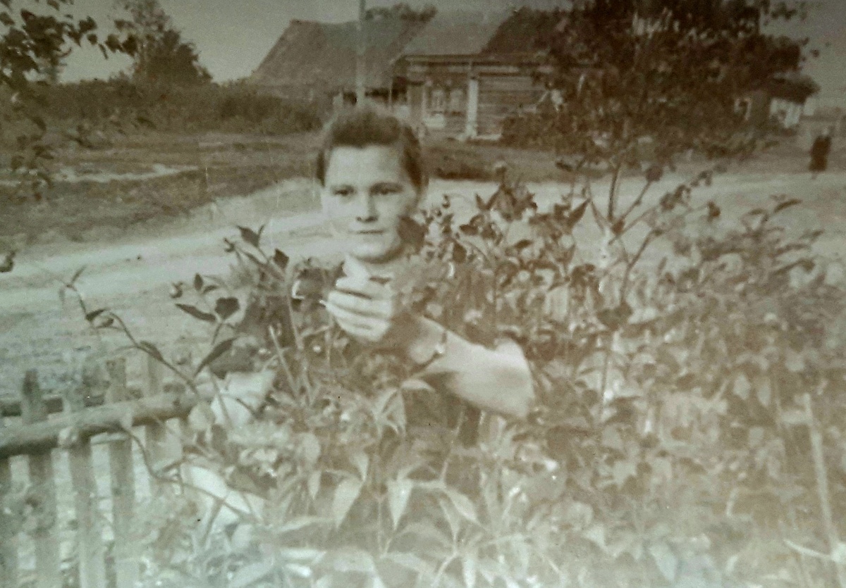 Фото автора. Моя тётя, как раз, и начала сажать цветы.