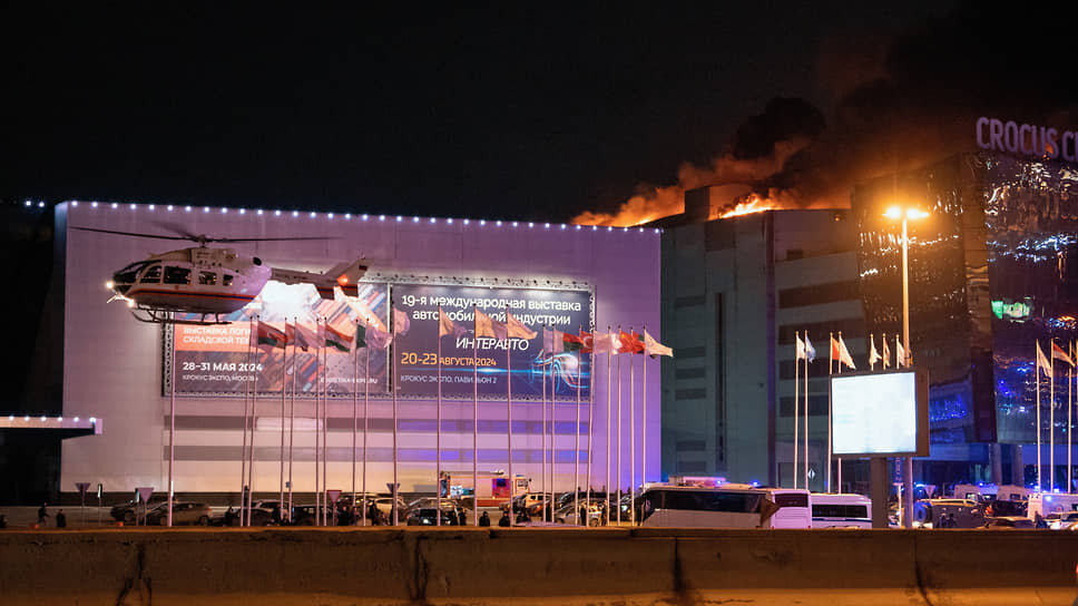 Вертолет МЧС около концертного зала «Крокус Сити Холл», 22 марта 2024 года.📷Фото: Алексей Назаров / Коммерсантъ