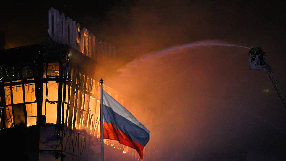 Пожарные заливают огонь в здании концертного зала «Крокус Сити Холл».📷Фото: Евгений Разумный / Коммерсантъ