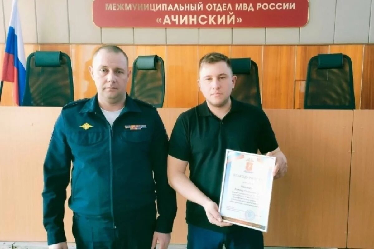    Антон Васильев и врио начальника МО МВД России «Ачинский» Сергей Терехов.