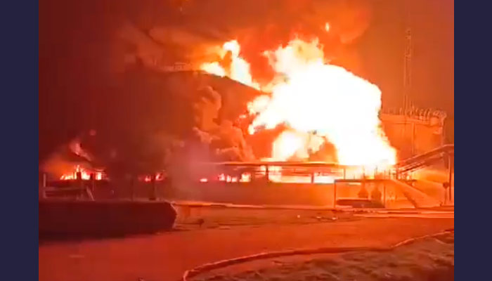 Пожар на нефтебазе в станице Кавказской произошел из-за атаки дронов. Фото: кадр из видео