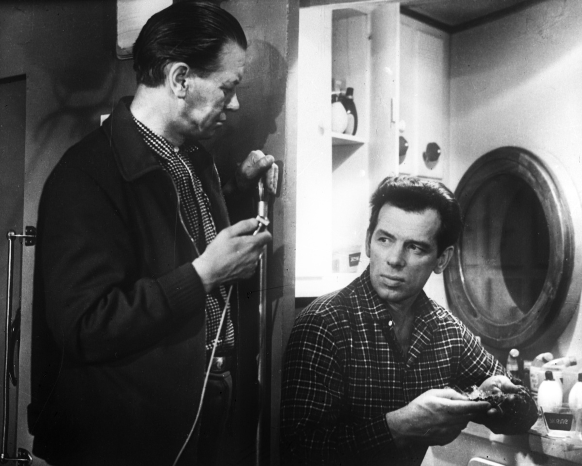    Жжёнов учился в школе с физико-математическим уклоном, однако с юного возраста интересовался кино, театром и цирком. После окончания седьмого класса он пошёл учиться в Ленинградский эстрадно-цирковой техникум / РИА Новости / Кадр из фильма «Планета бурь»