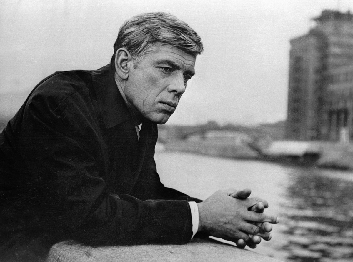    На момент поступления на акробатическое отделение Ленинградского эстрадно-циркового техникума будущий актёр был слишком молод и потому подал документы старшего брата. Позже обман раскрылся, но отчислять молодого человека не стали. В начале 1930-х Жжёнов начал выступать в ленинградском цирке-шапито / РИА Новости / Кадр из фильма «Иду искать»