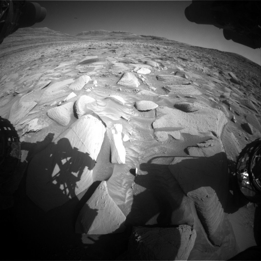 Марсоход НАСА Curiosity запечатлел это изображение с помощью своей передней камеры обнаружения опасностей (Front Hazcam) 18 марта 2025 года — в 4484-й сол (марсианский день) миссии Mars Science Laboratory    
 Источник: NASA / JPL-Caltech  📷
