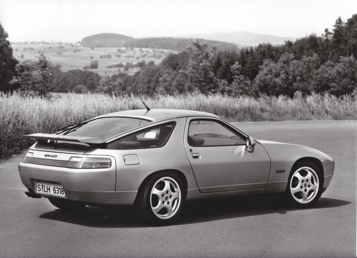 Porsche 928 на пустынной парковке