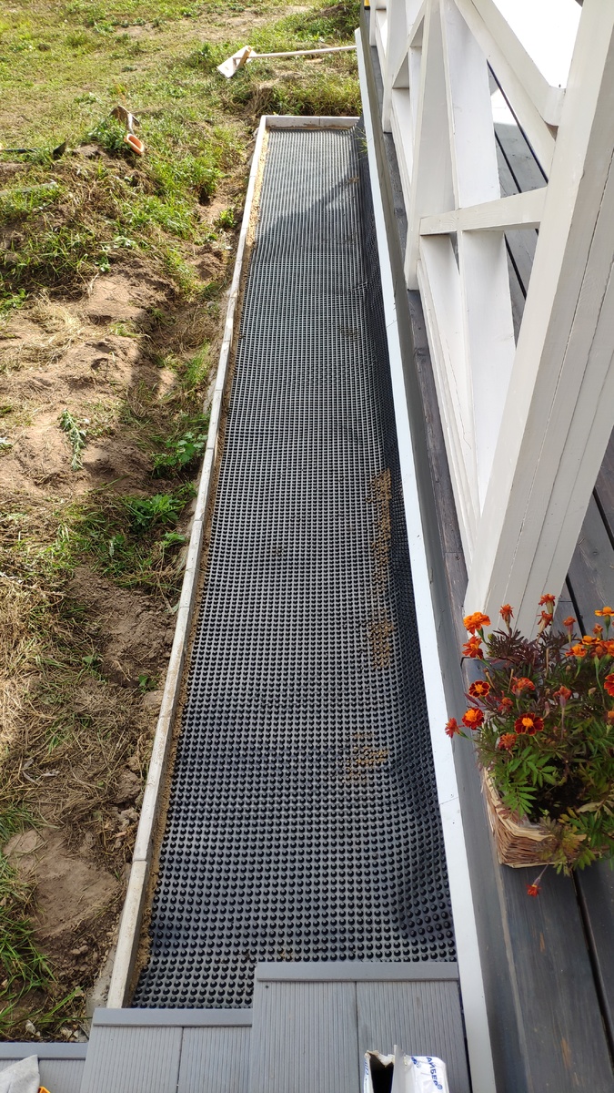 Плантер лежит с отступом от бордюра, чтобы уходила вода.