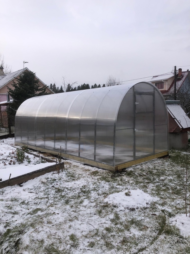 Если в течение зимы теплица стоит закрытая, то почва в ней очень сильно уплотняется. Такая земля плохо пропускает воздух и воду, что в последующем негативно скажется на росте рассады. Усиленный полив перед посадкой не всегда спасает ситуацию. Избавить от проблемы помогает закидывание снега в теплицу.
Снег в теплице после таяния наполняет почву влагой – в этом его основная польза. Но кроме того, он защищает грунт от промерзания и эрозии, сохраняет в нем полезные элементы и замедляет химические процессы в почве.
Если в момент вашего первого приезда на дачу весной на участке все еще лежит снег, набросайте его в теплицу. Оптимальная высота снежного покрова – 20-30 см.
В первую очередь удалите снег с крыши теплицы и отгребите от стенок. Это поможет защитить конструкцию от деформации и будет способствовать быстрейшему прогреванию теплицы в начале сезона. Если снега возле теплицы мало, сгребите его с дорожек, а также используйте тот, что лежит возле дома.