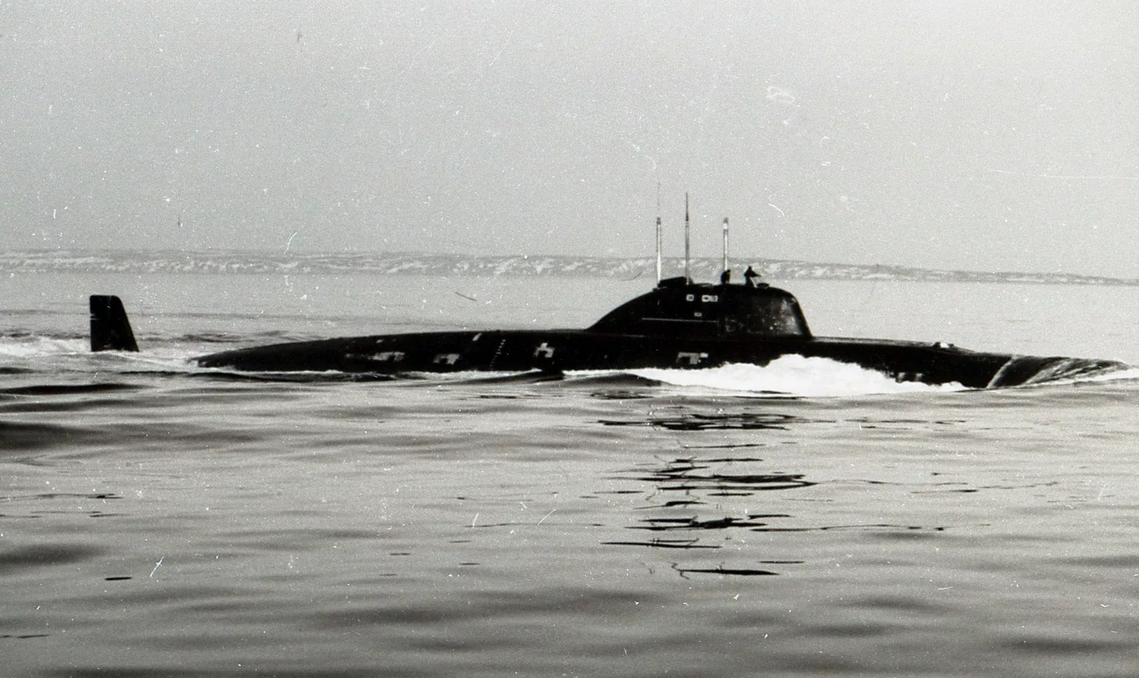 Все модификации 671 проекта, помимо конвенционного оружия, несли по две торпеды со спецБЧ. Эти корабли могли передвигаться под водой со скоростью 32 узла и погружаться на 300 метров. Последняя АПЛ проекта была утилизирована в 2010 году. Фото архив МО РФ
