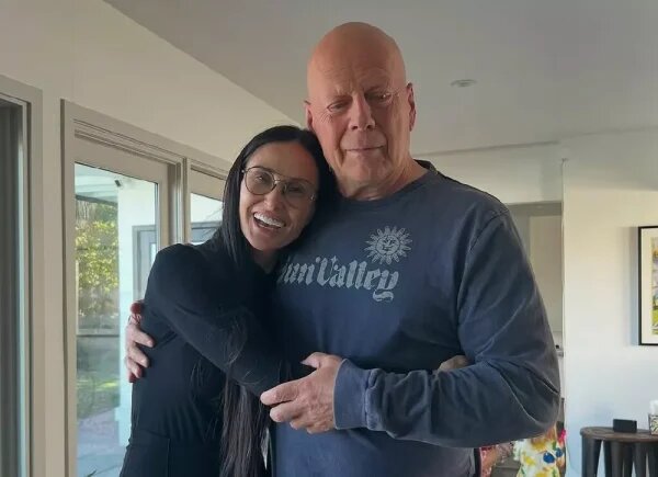    Брюс Уиллис с бывшей женой. Фото: соцсети