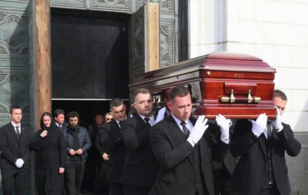    8884767 21.03.2025 Вынос гроба после отпевания в храме Христа Спасителя народного артиста России Бедроса Киркорова. Илья Питалев / РИА Новости