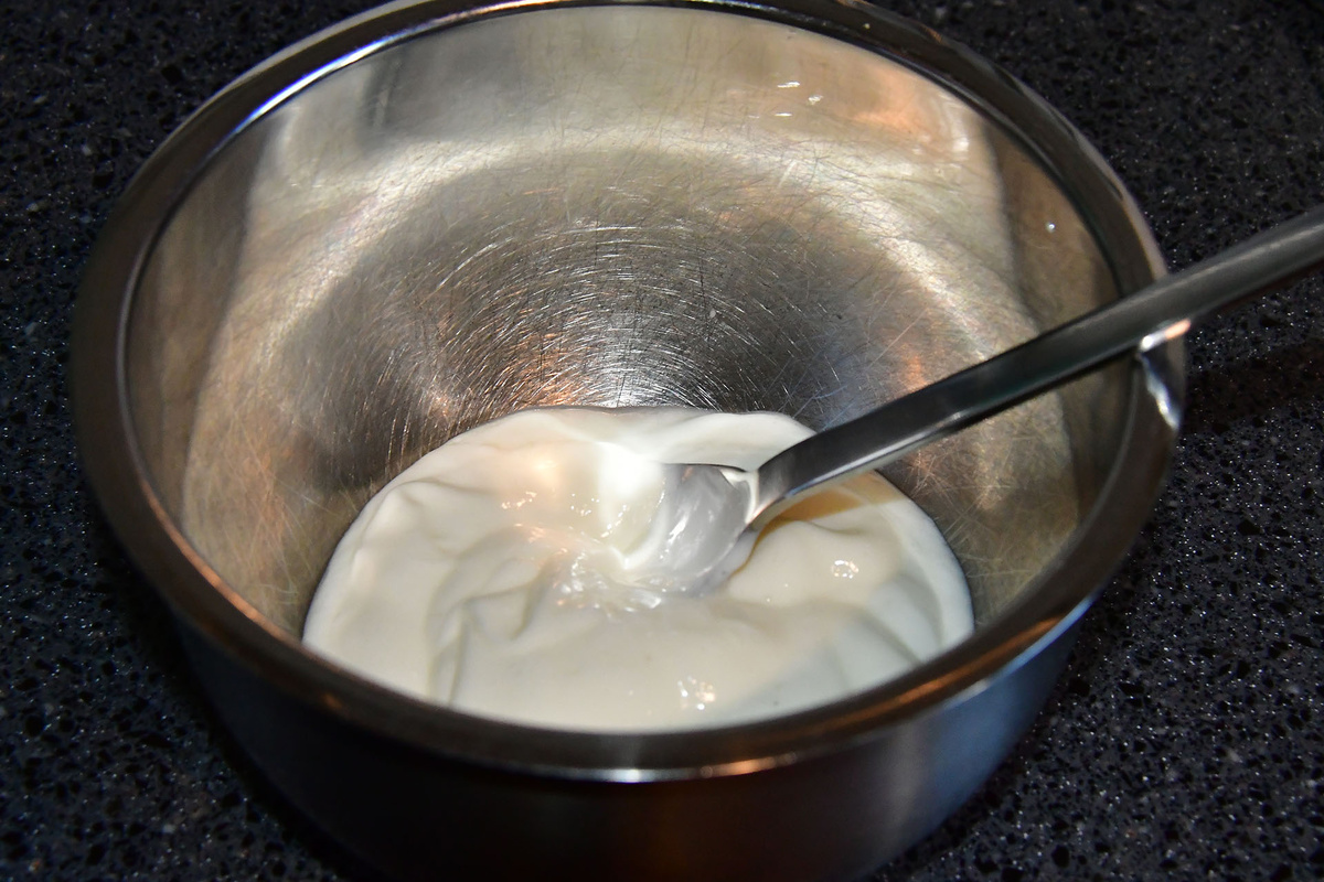 Выкладываем йогурт в миску