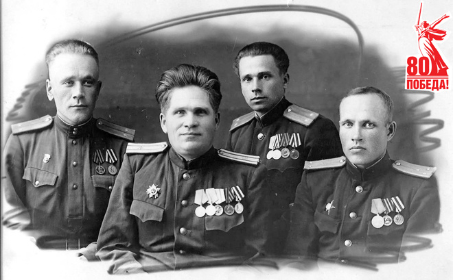 Участник Великой Отечественной войны, майор С.А. Асанов с сослуживцами, 1950-е годы. Фото: архив семьи Барминских