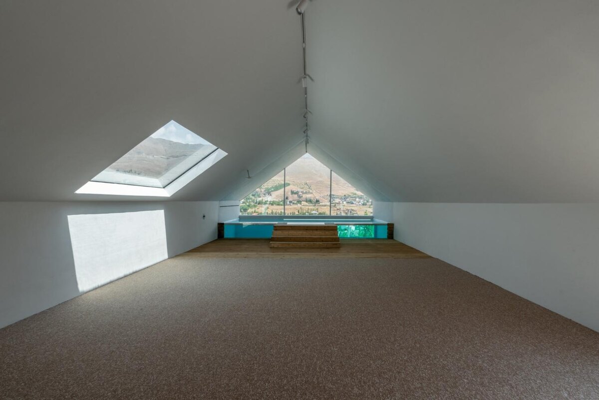 Мансардное окно необычной формы.