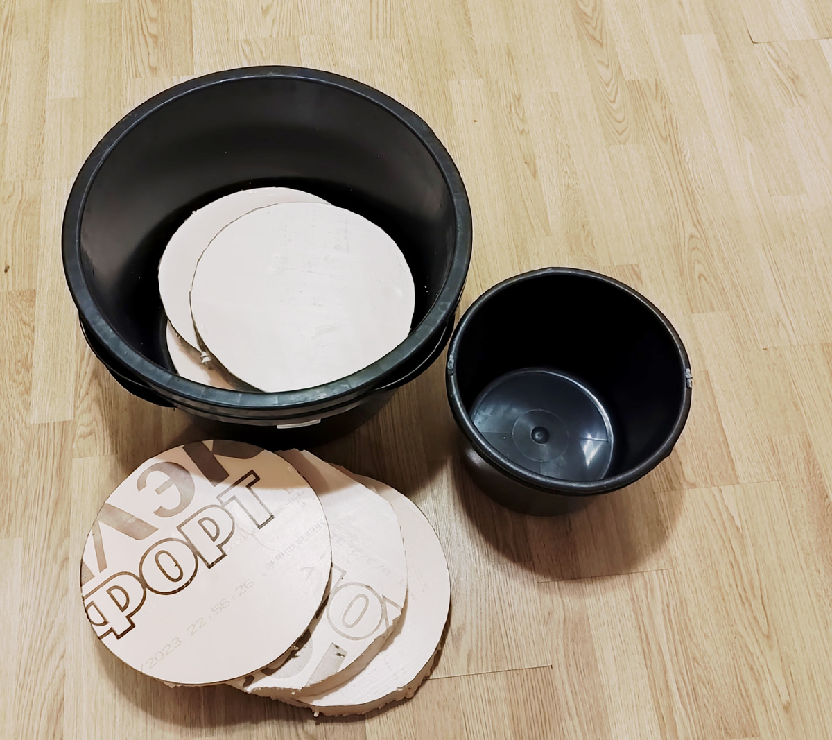 Заготовки - у ведра откусаны уши, нарезаны круги из пеноплекса