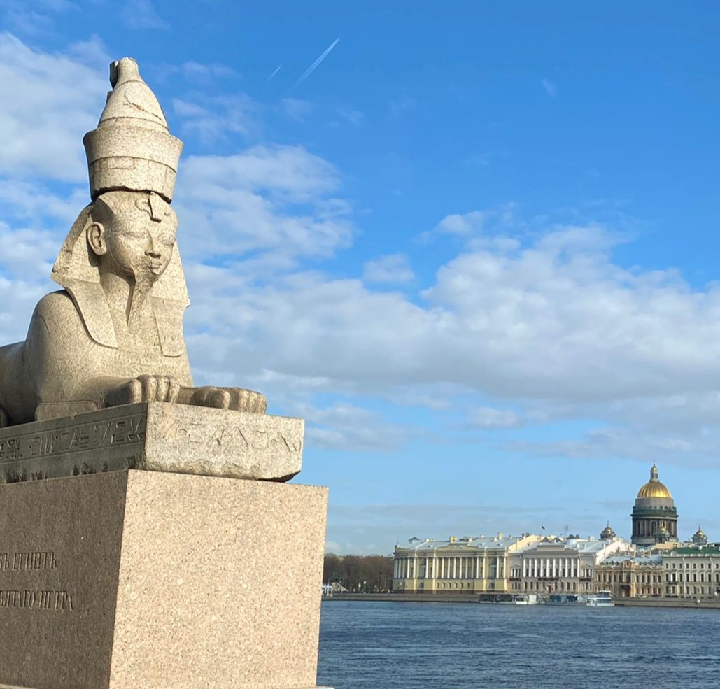 Восточный сфинкс на Университетской набережной. Санкт-Петербург 