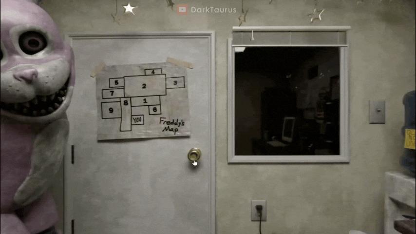 Сиенна смотрит на игрока