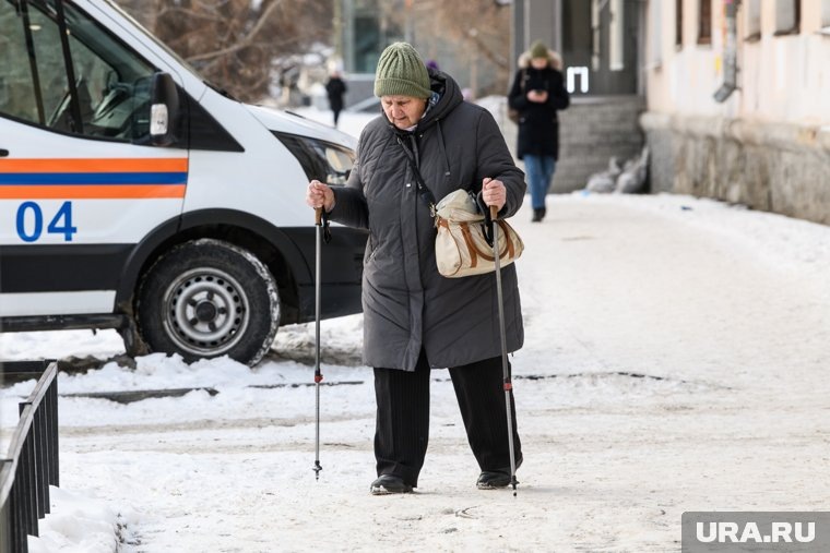    Бабушка старалась предотвратить потоп в своей квартире