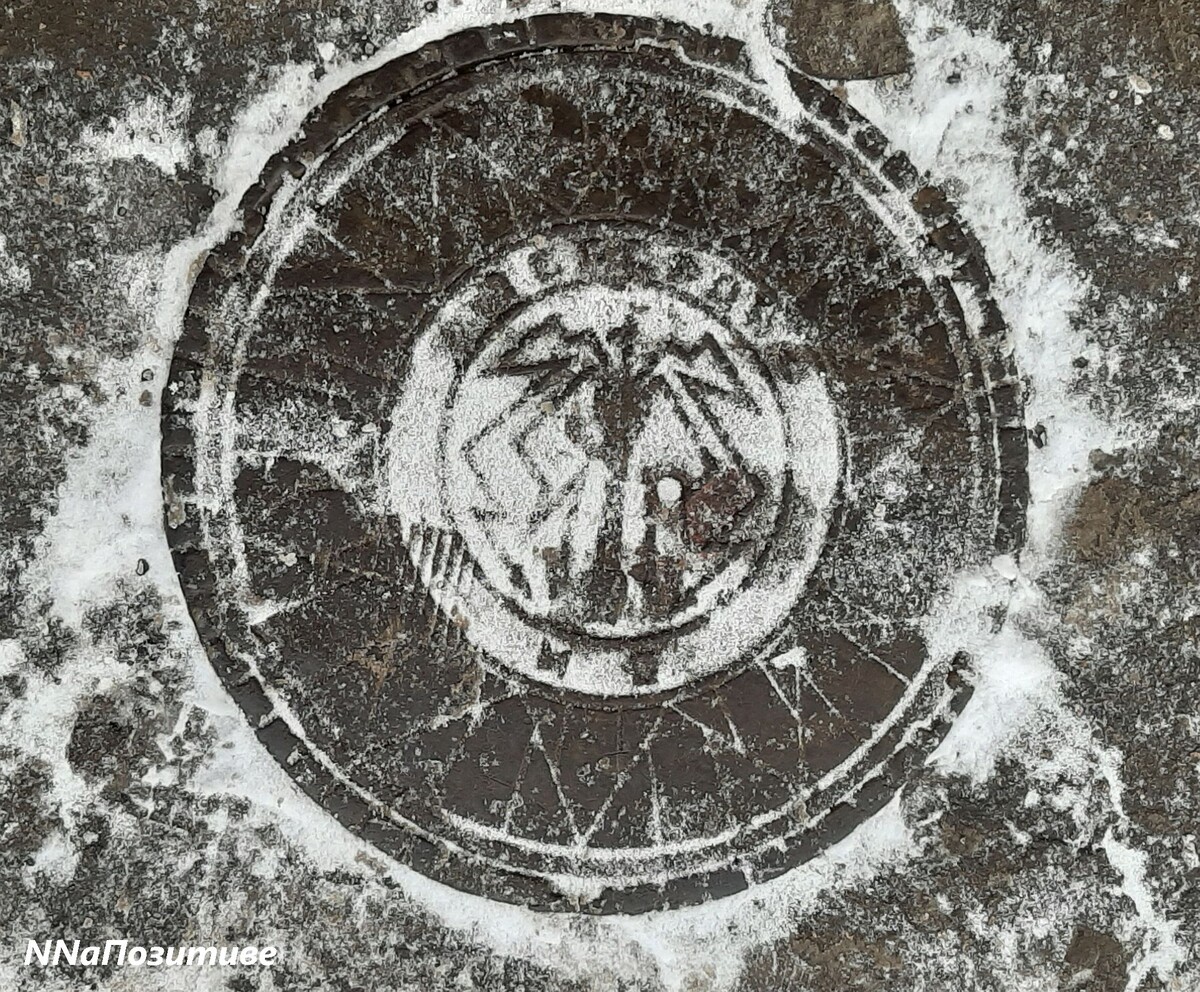 Телефонный люк в квартале Церкви Трех Святителей