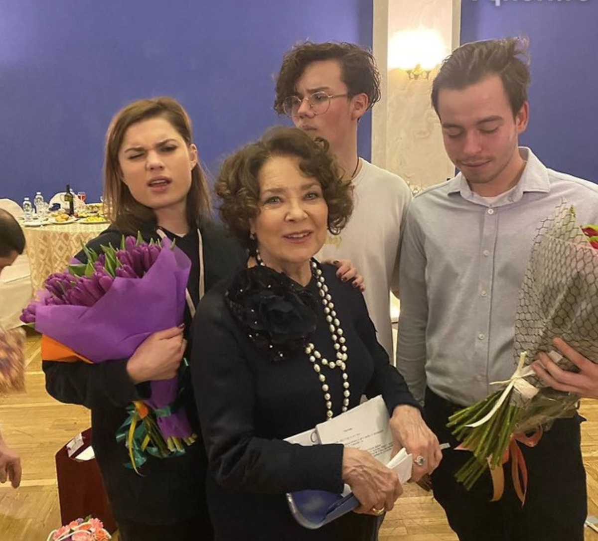 Лариса Голубкина на своем 80-летии с внуками