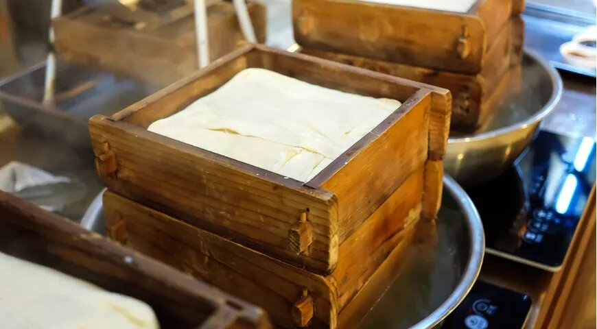   Изготовление сыра тофу: этап формовки