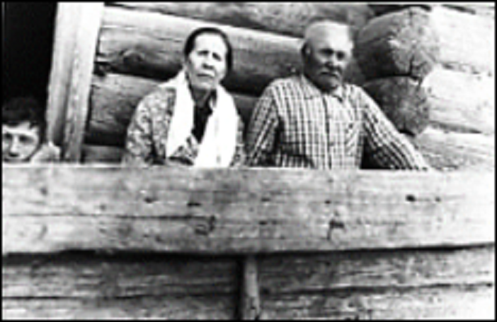 Сын Виктор, Ефимия Дорофеевна и           
   Михаил Тихонович на крыльце.                      
