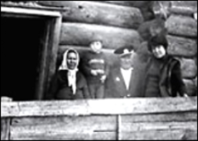 Внучка Галина с сыном в гостях у деда и бабушки Медведевых.     
