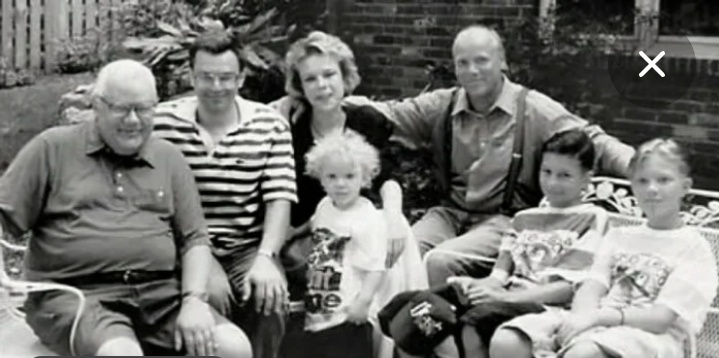 Аркадий Шевченко с детьми и внуками