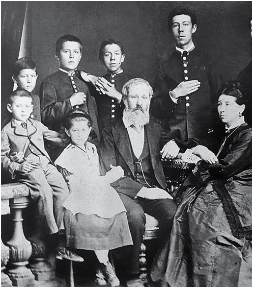    Семья Чеховых в 1874 году. Сидят: Миша, Маша, Павел Егорович, Евгения Яковлевна. Стоят: Ваня, Антон, Коля, Саша