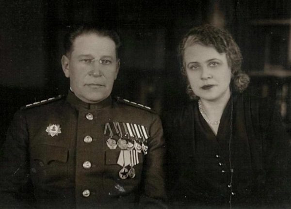 Максим Пуркаев с женой. 1943 г.