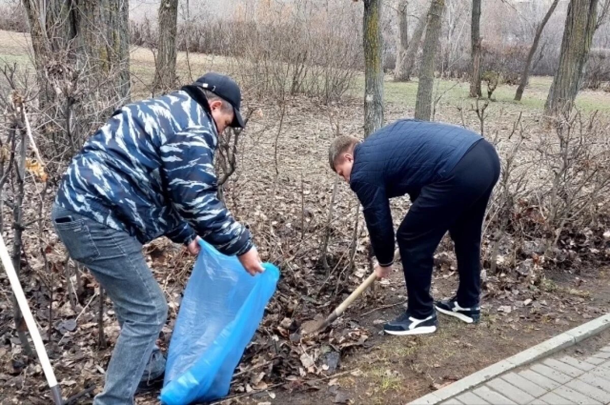    Саратовцы вышли на субботник в сквере «Территория детства»