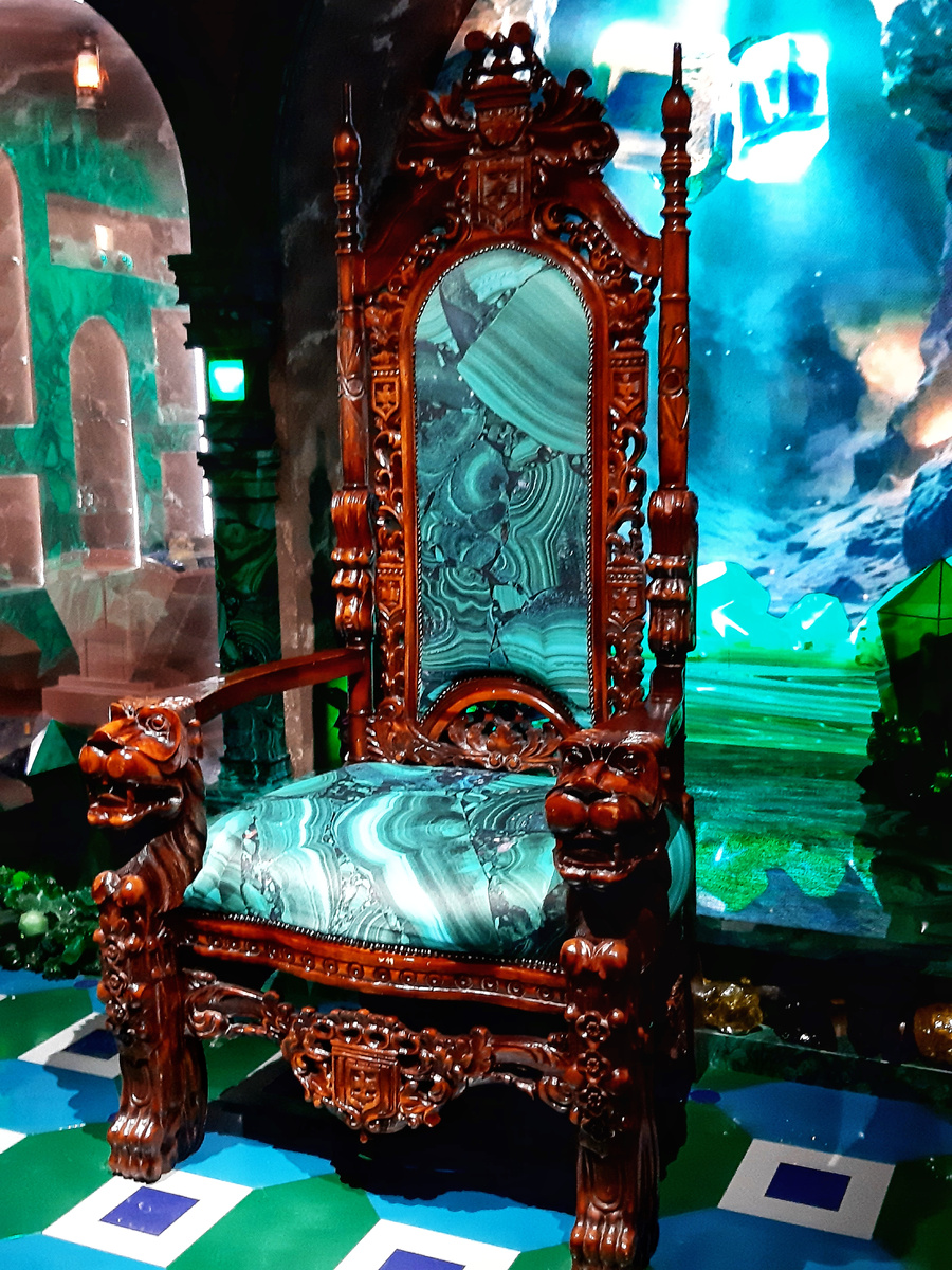 Выставка «Путешествие по России». Уральский федеральный округ. Малахитовый трон.