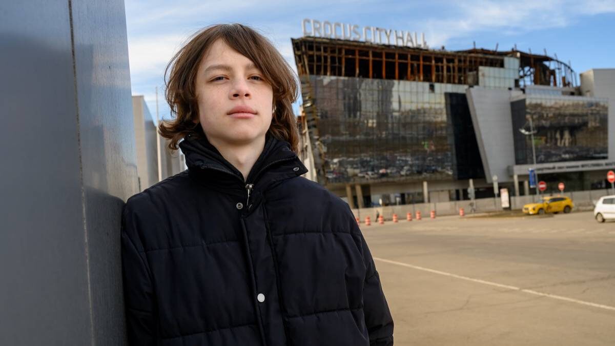    Девятиклассник Артем Донсков, направлявший людей к выходу во время теракта, пришел к зданию «Крокус Сити Холла», чтобы почтить память жертв той страшной трагедии / Фото: Дмитрий Дубинский / Вечерняя Москва