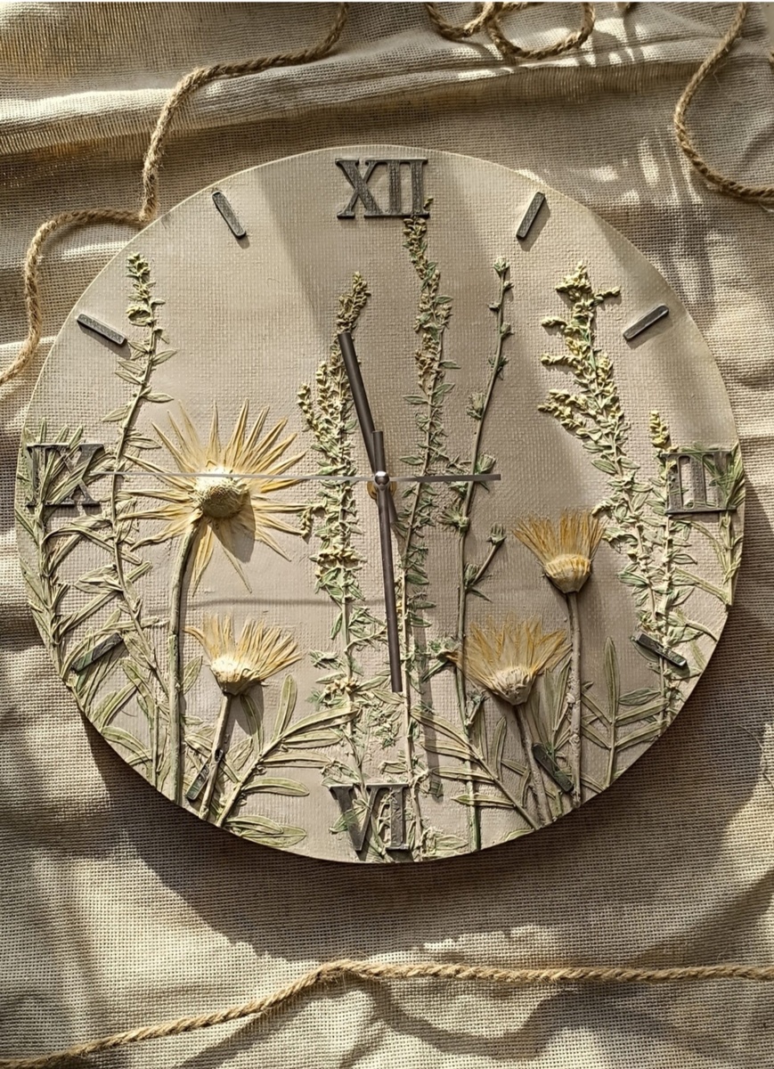Часы с ботаническим барельефом,мастерская Елены Панчени.