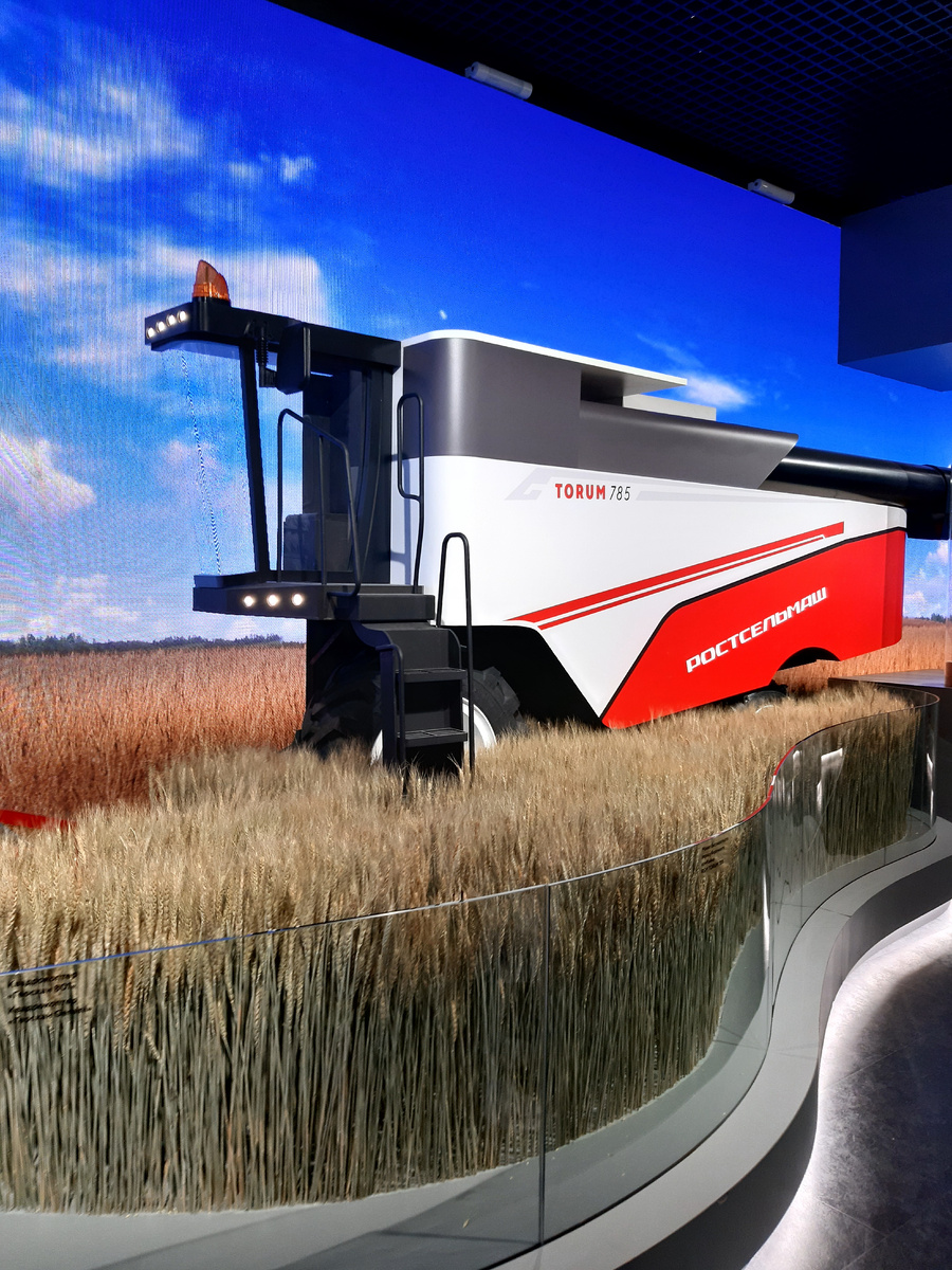 Российский зерноуборочный комбайн  TORUM 785. Выставка «Путешествие по России». Центральный федеральный округ.