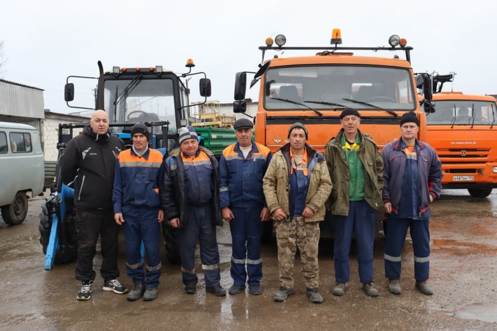    Специалисты «Общественно-социального центра»: начальник участка ЖКХ Вадим Исаев, Иван Головко, Андрей Корзаченко, Сергей Никифоров, Сергей Федорченко, Василий Крамаренко, Василий Давиденко. Фото Елены Игнатенко, «ТАМАНЬ».