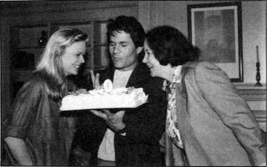 Марси Уокер (Иден) и Эй Мартинес (Круз) помогают мисс Добсон задуть свечи