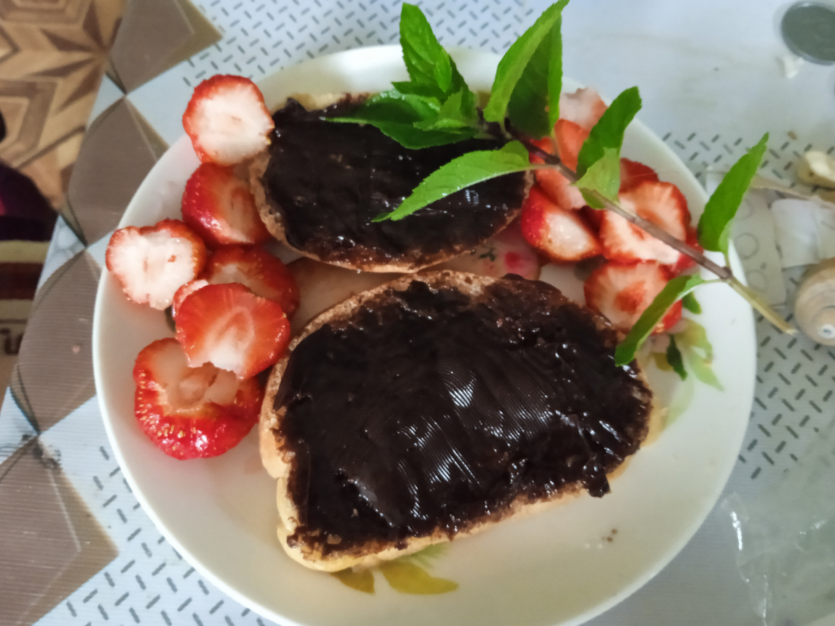 На завтрак бутерброды с шоколадным маслом. клубникой и мятой